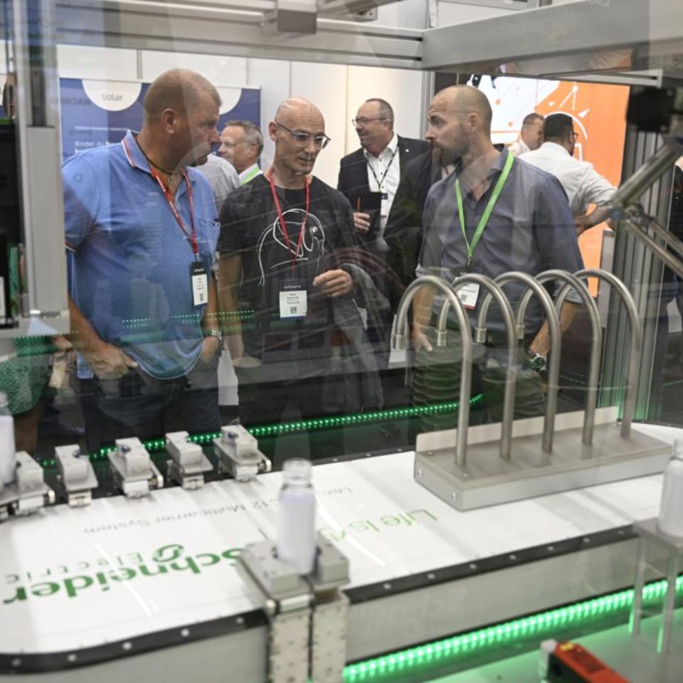 Visning af teknologiske nyheder fra en messestand