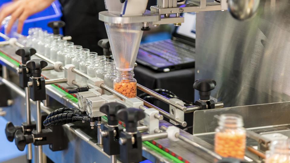 KUNDECASE: Automatiseret positionering til pakkemaskiner i medicinalindustrien
