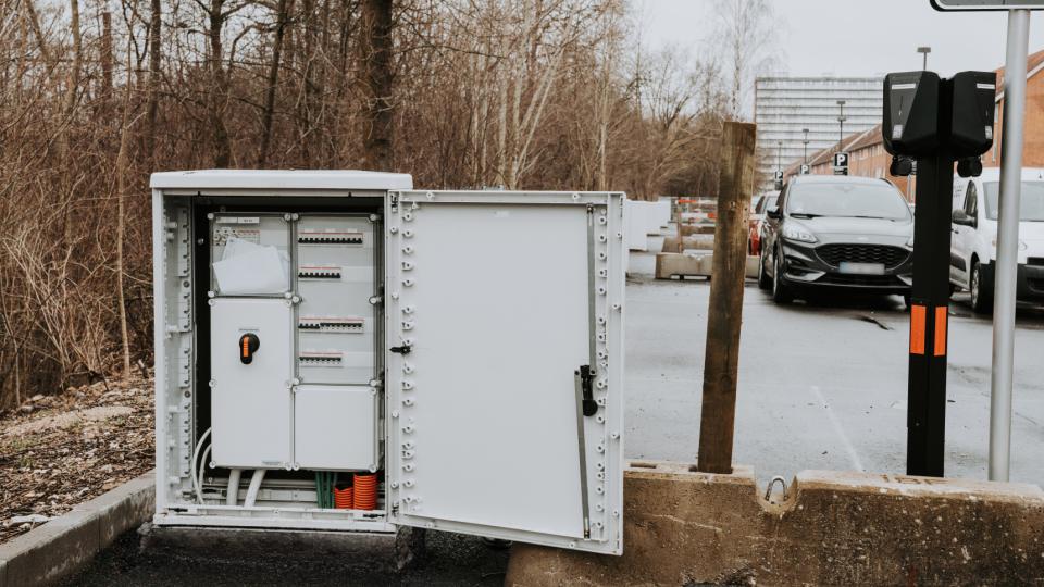 Robust vejskab med integreret forsyningstavle til sikker og pålidelig strømfordeling til ladestandere