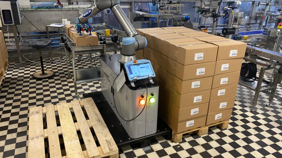 Cobots fra Universal Robots løser udfordring med pladsmangel på produktionslinje