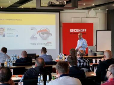 På AUTOMATIK 2024 holder Beckhoffs EtherCAT Technology Expoert Oliver Fels daglige præsentationer på engelsk.
